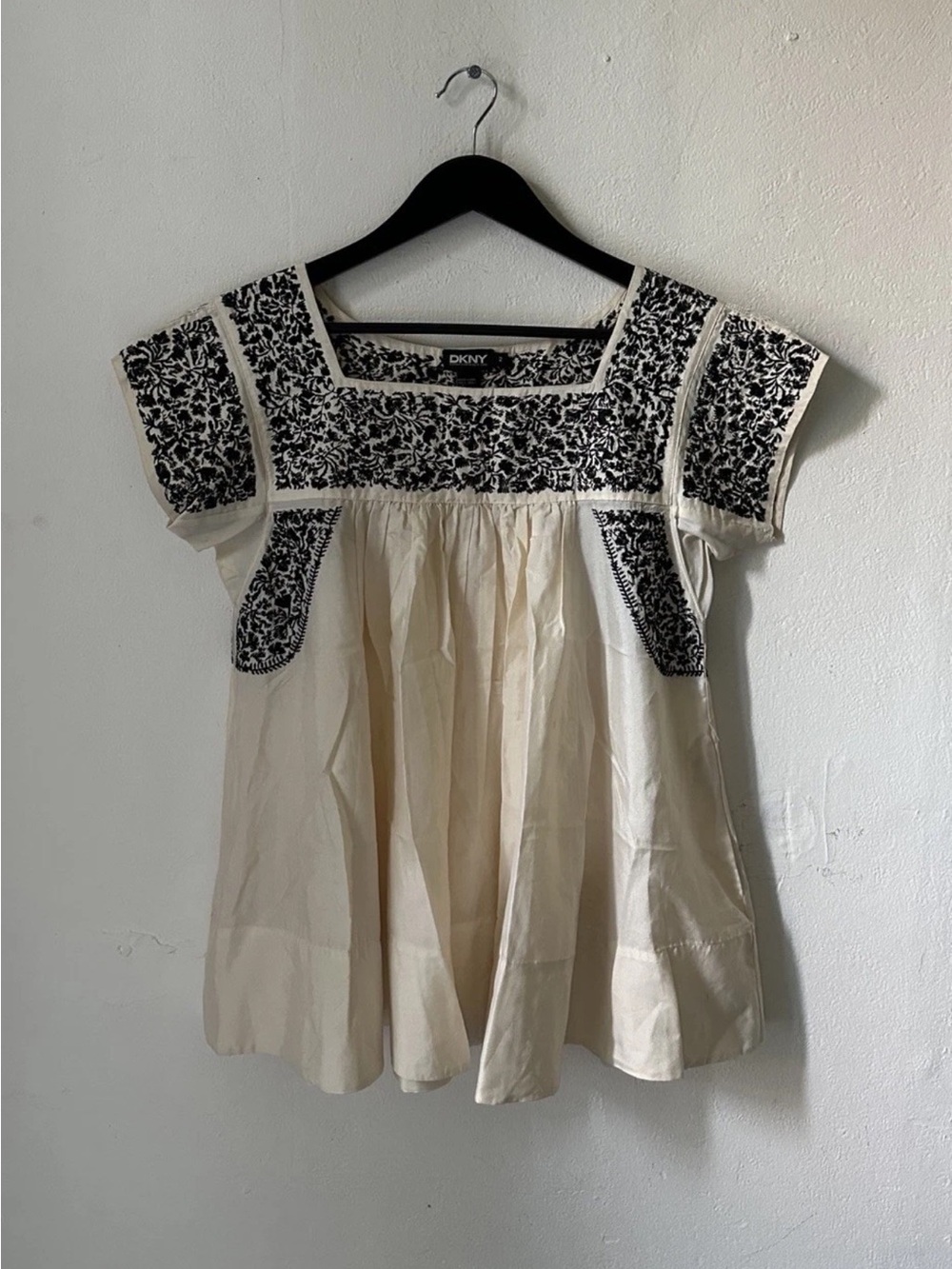 DKNY Women's Silk Embroidered Floral Blouse Top Ivory Black Size 2